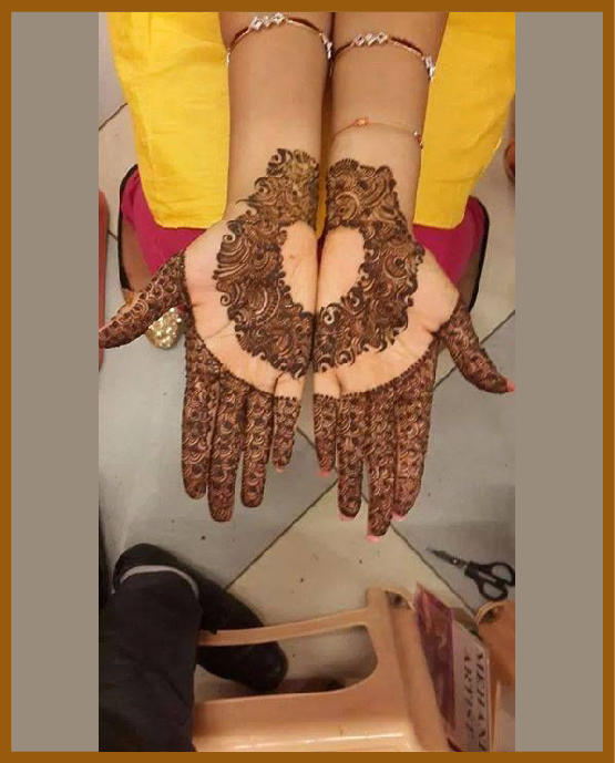Curve Line Band In Modern Front Hand Mehndi Design